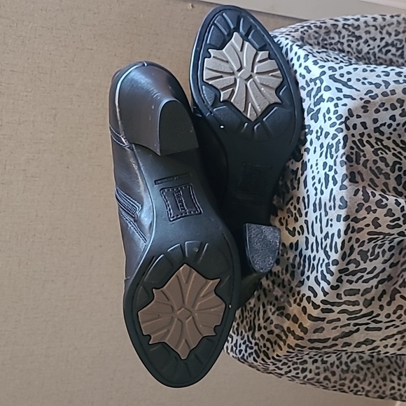 EUC BORN black ankle boots size 8.5 - Picture 6 of 11